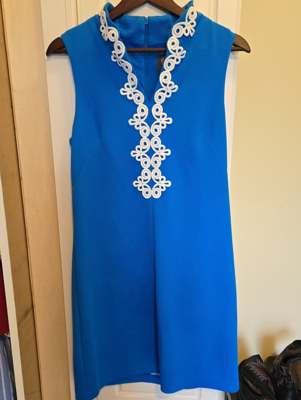 Size 8 Vince Camuto Sleeveless Blue Shift Dress With Applique